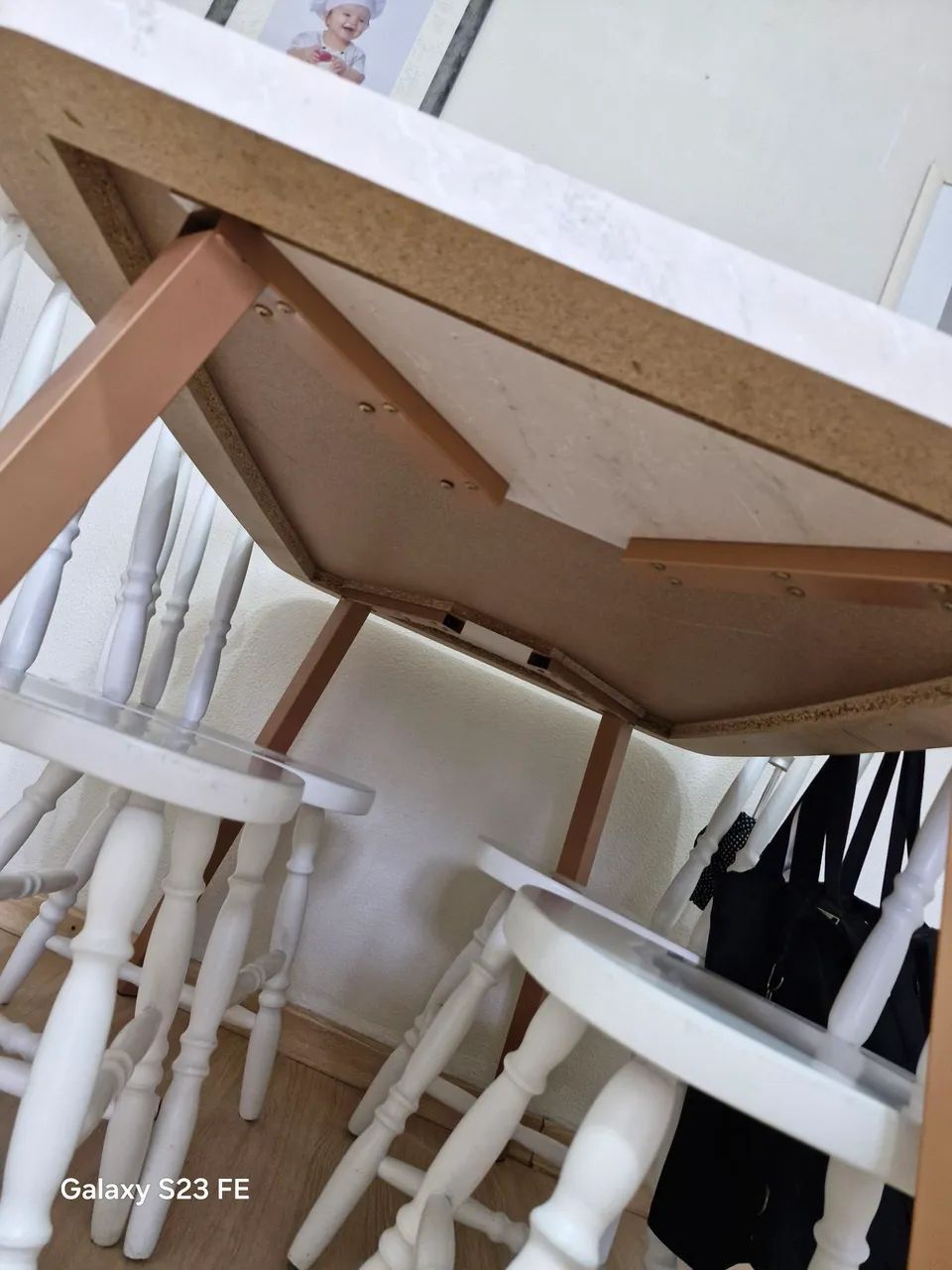 Mesa carraro com pés em ferro semi nova - Foto 2