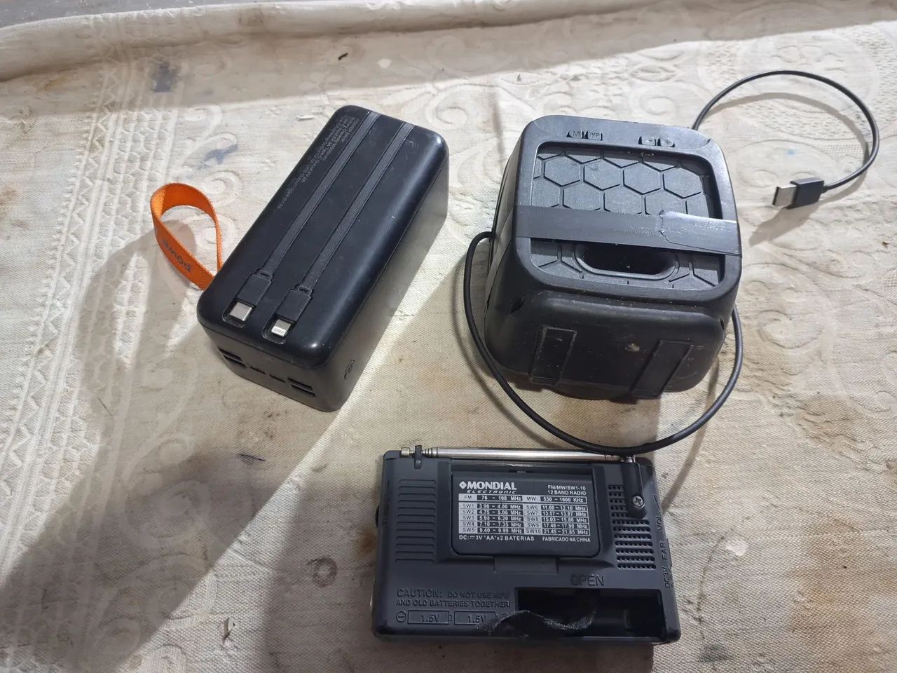 Lote com 2 rádios e um carregador. Nao testei  - Foto 2