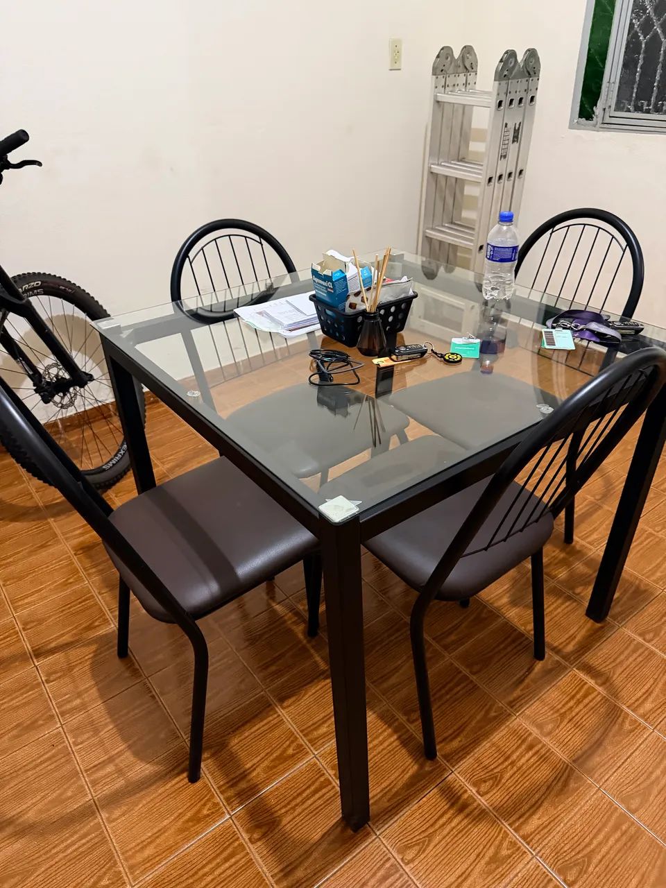 Mesa tampo de vidro com 4 cadeiras