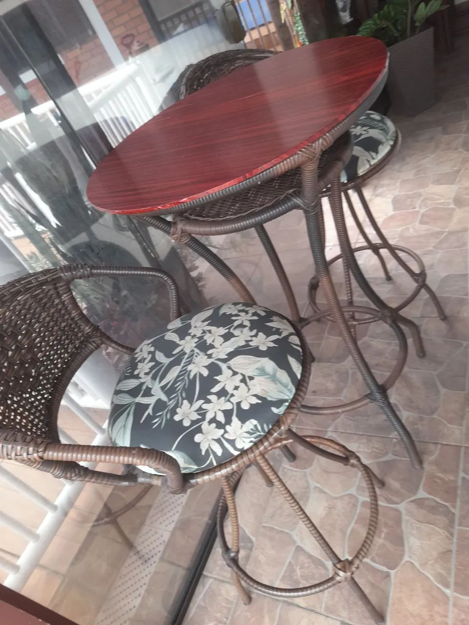 Mesa de vime com duas cadeiras giratórias