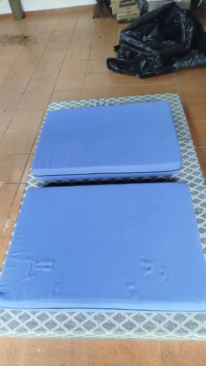 Duas Almofadas com capas Azul , medida 1 metro de comprimento por 70 cm com ziper - Foto 2