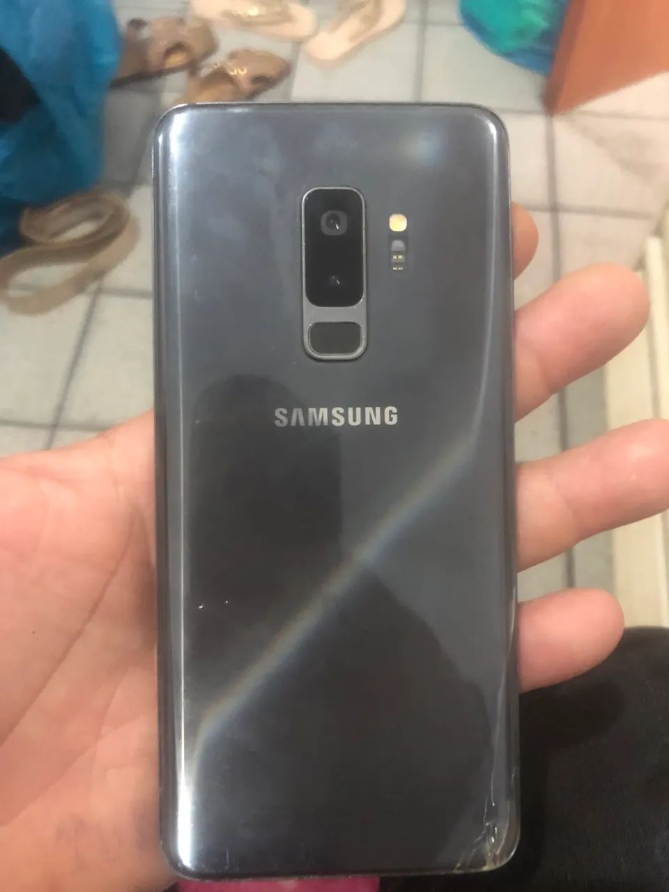 Celular Samsung s9+ com uma listra no meio mais funciona normal  - Foto 2
