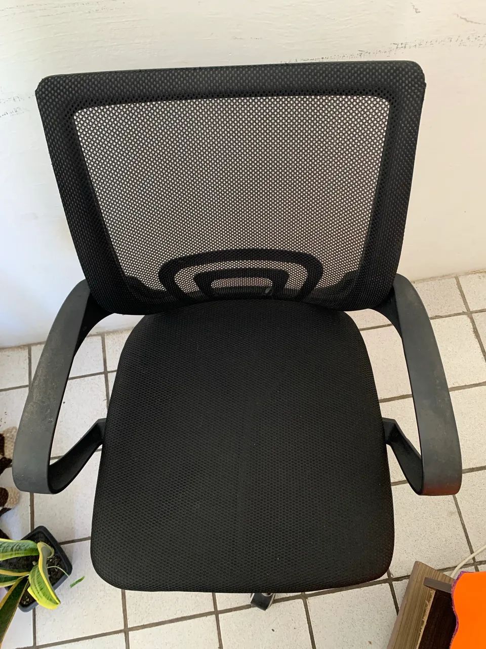 Cadeira de escritório giratória com tela (Mesh) bom estado  - Foto 4