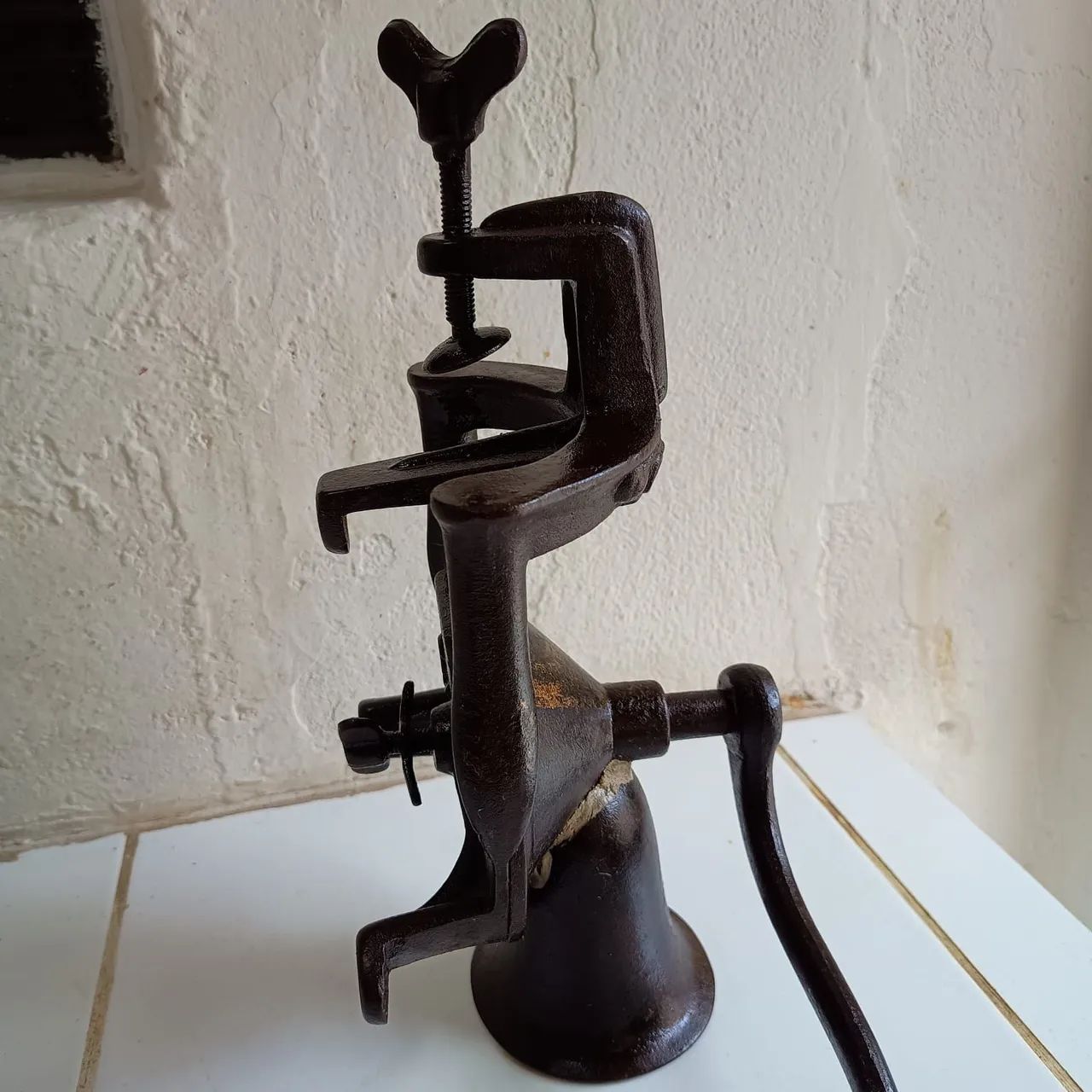 Antigo moedor de grãos e carne 