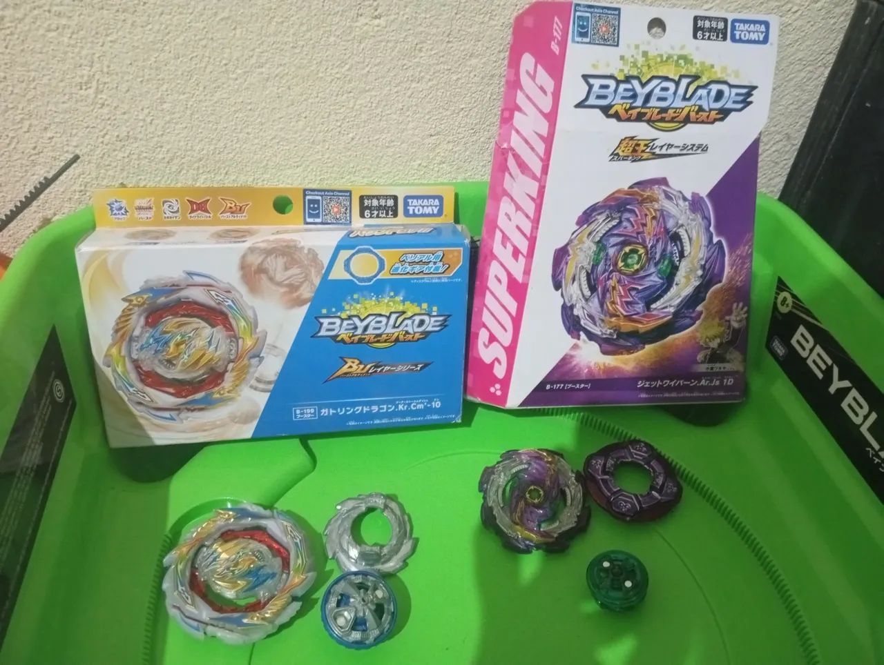 Beyblade burst na caixa