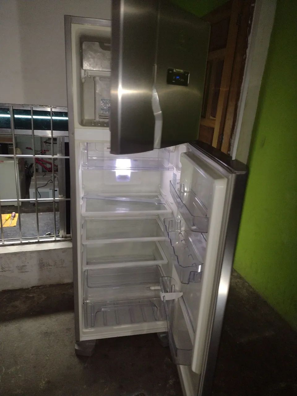 vendo refrigerador Electrolux inox funcionando perfeitamente  - Foto 4