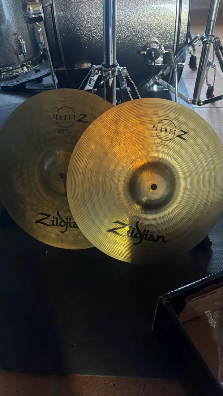 Pratos Zildjian Planet Z, Hi-Hat 14, Crash 16 e Ride 20
