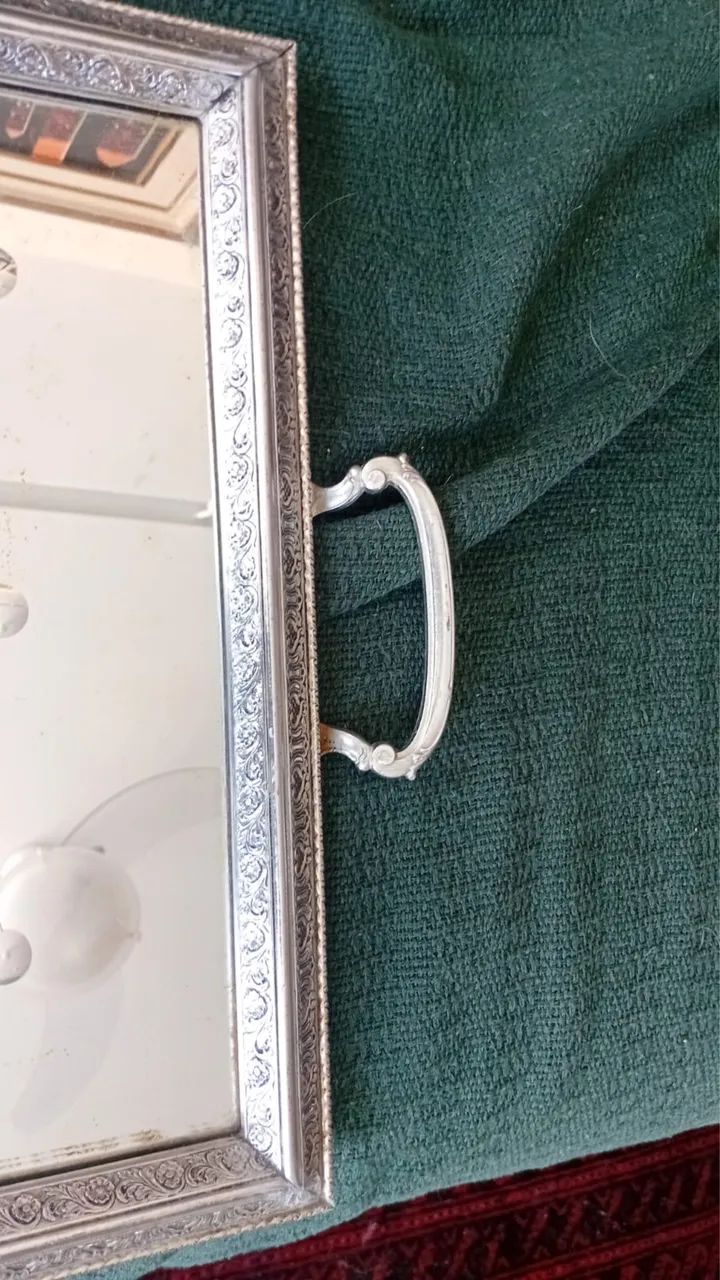 Antiguidade - bandeja em metal trabalhada e fundo em espelho lapidado - 50x30cm  - Foto 4