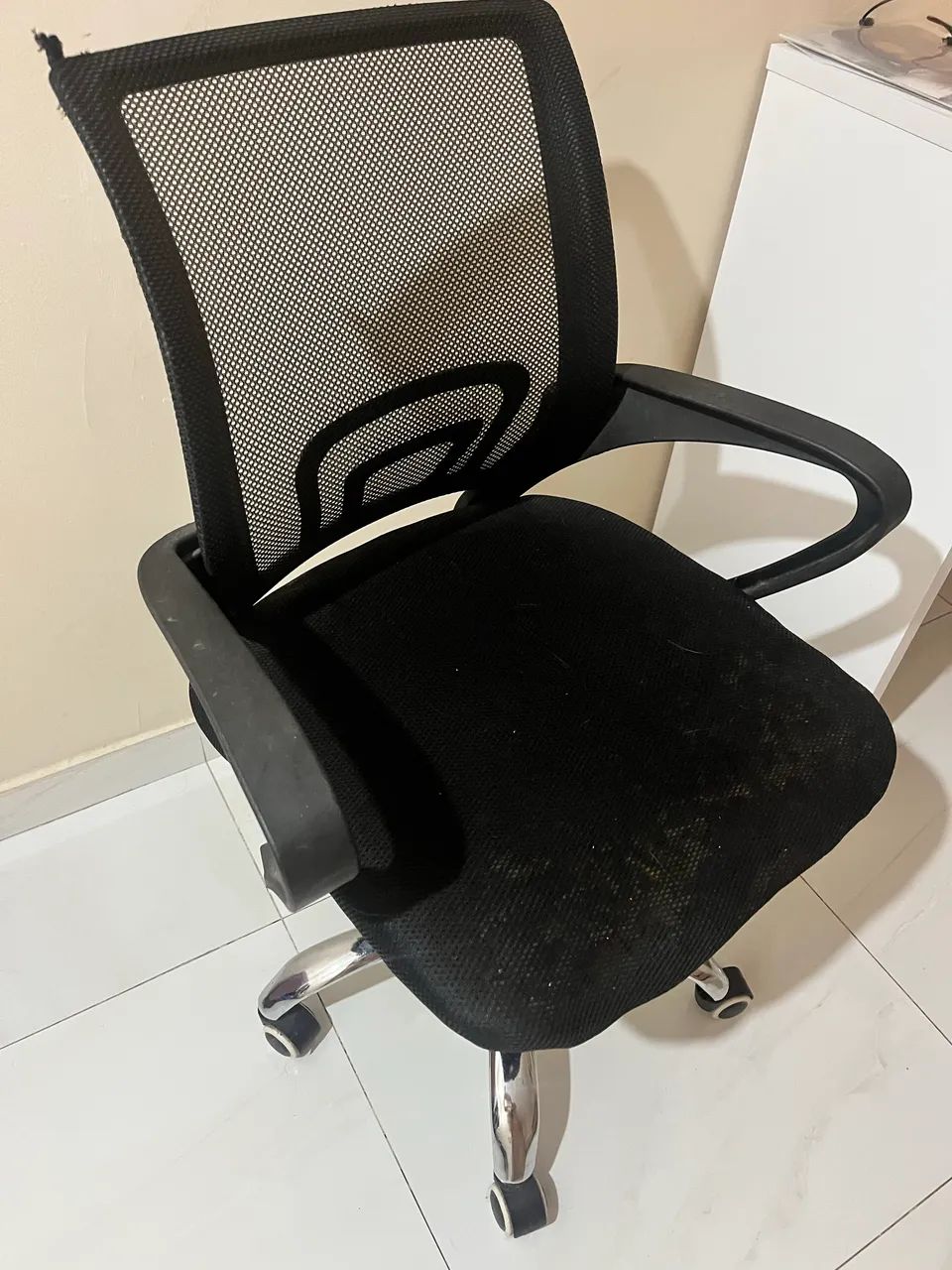 Vendo cadeira de escritório com rodinhas - Foto 4