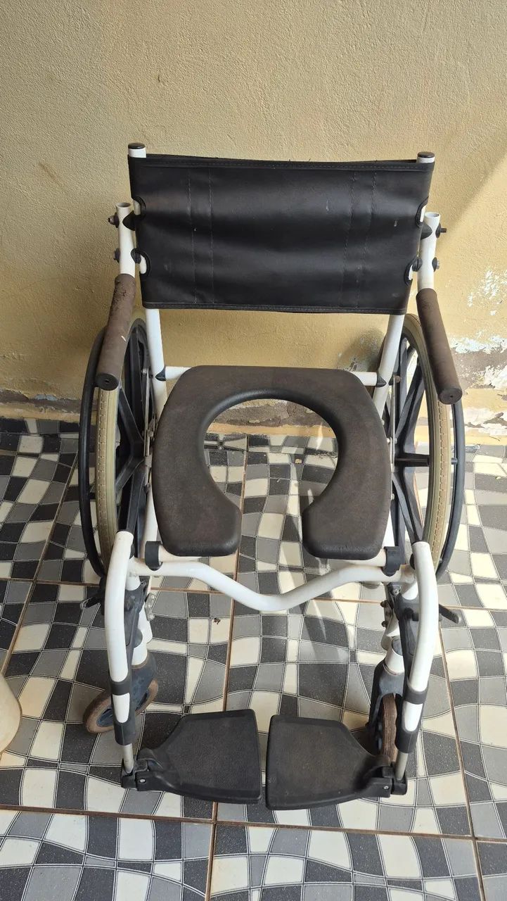 Cadeira de rodas (banho)