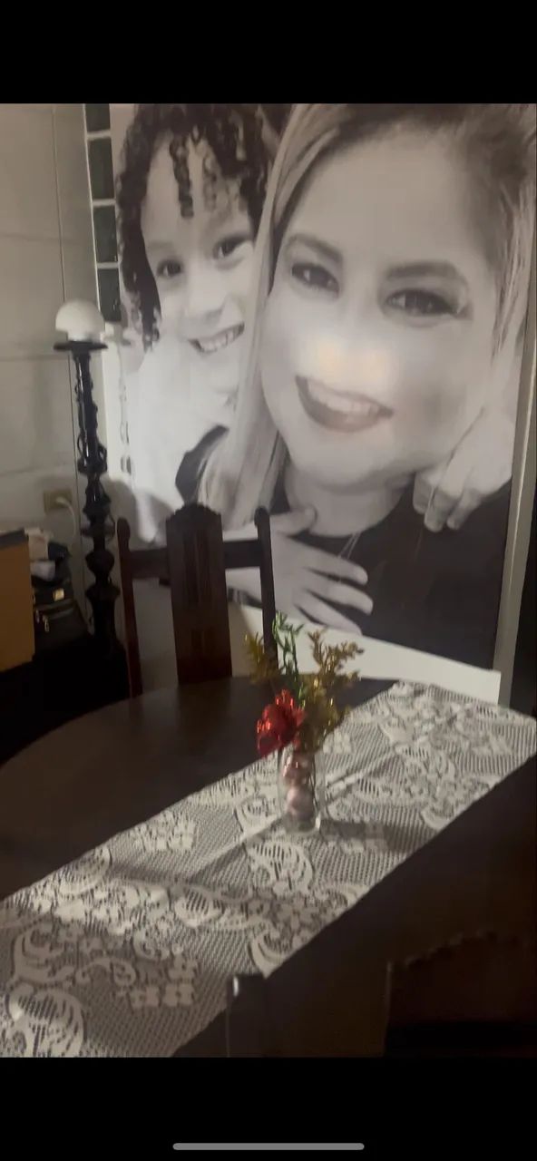 Vendo mesa com 4 cadeiras, pequena avaria!64962186011522120