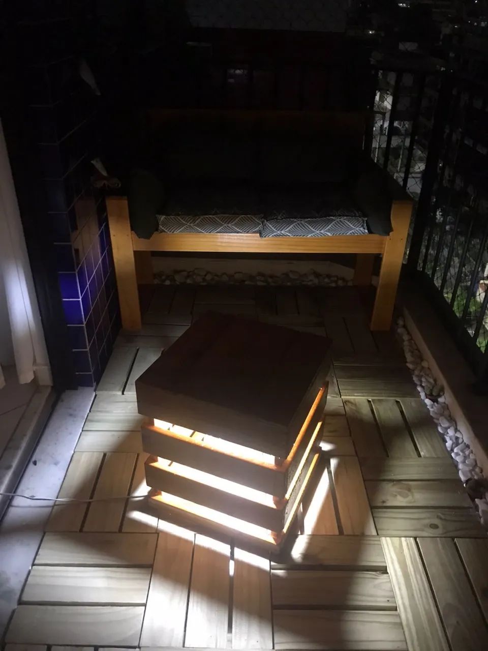 Conjunto Banco + Mesa/Luminária em Madeira Maciça - Foto 4