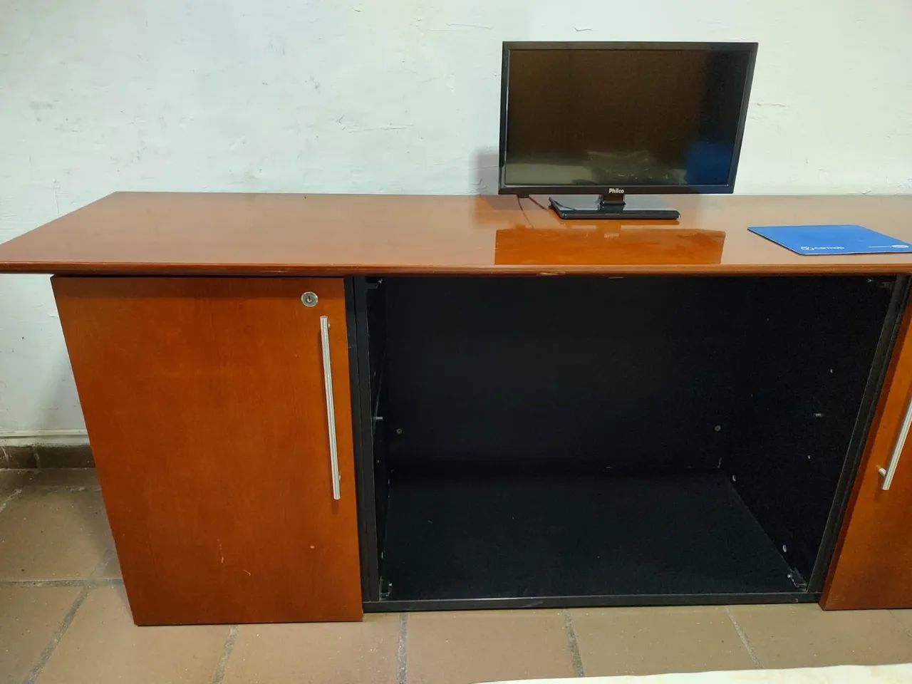 Rack, escrivaninha, armário baixo madeira - Foto 2