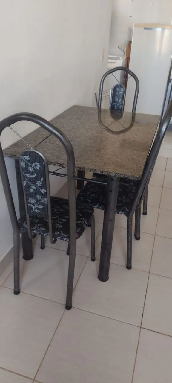 Mesa tampo de granito com 4 cadeiras 
