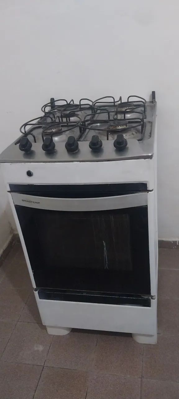 Fogão 4 bocas.