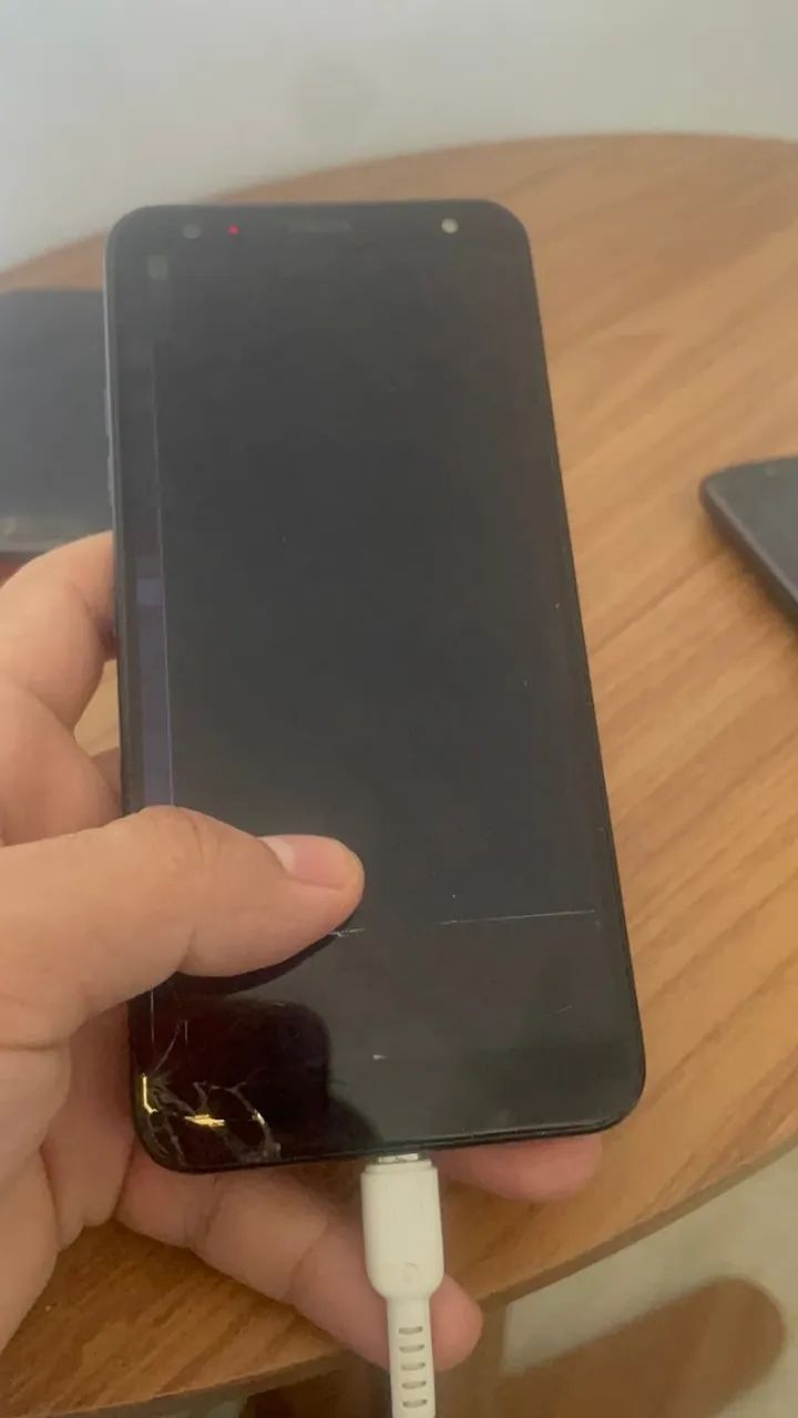 Lote com 4 Celulares Quebrados para Retirada de Peças - Foto 5