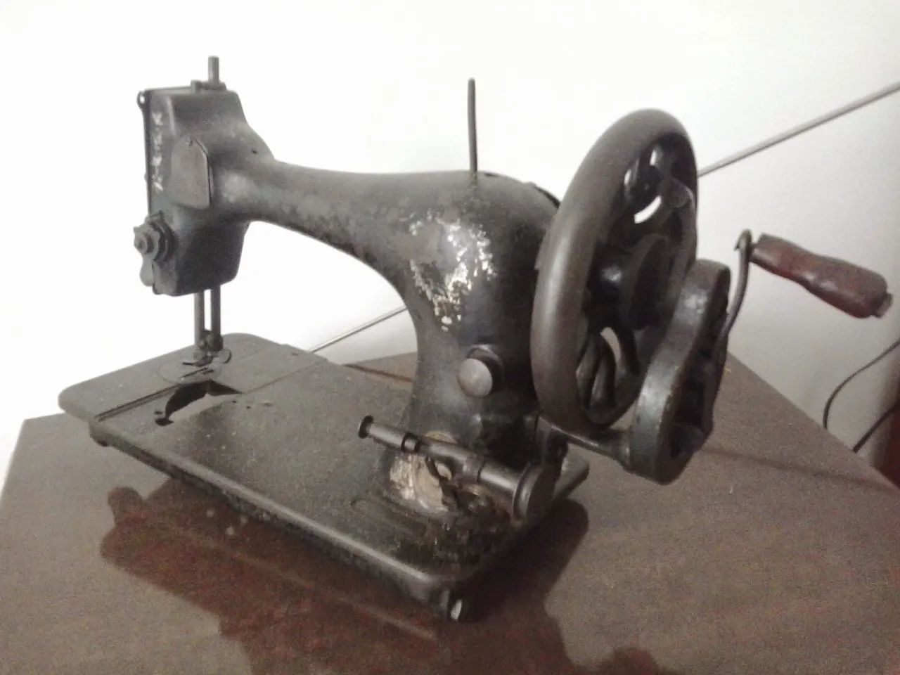 Antiguidade Máquina de costura SINGER com manivela bem conservada  - Foto 3