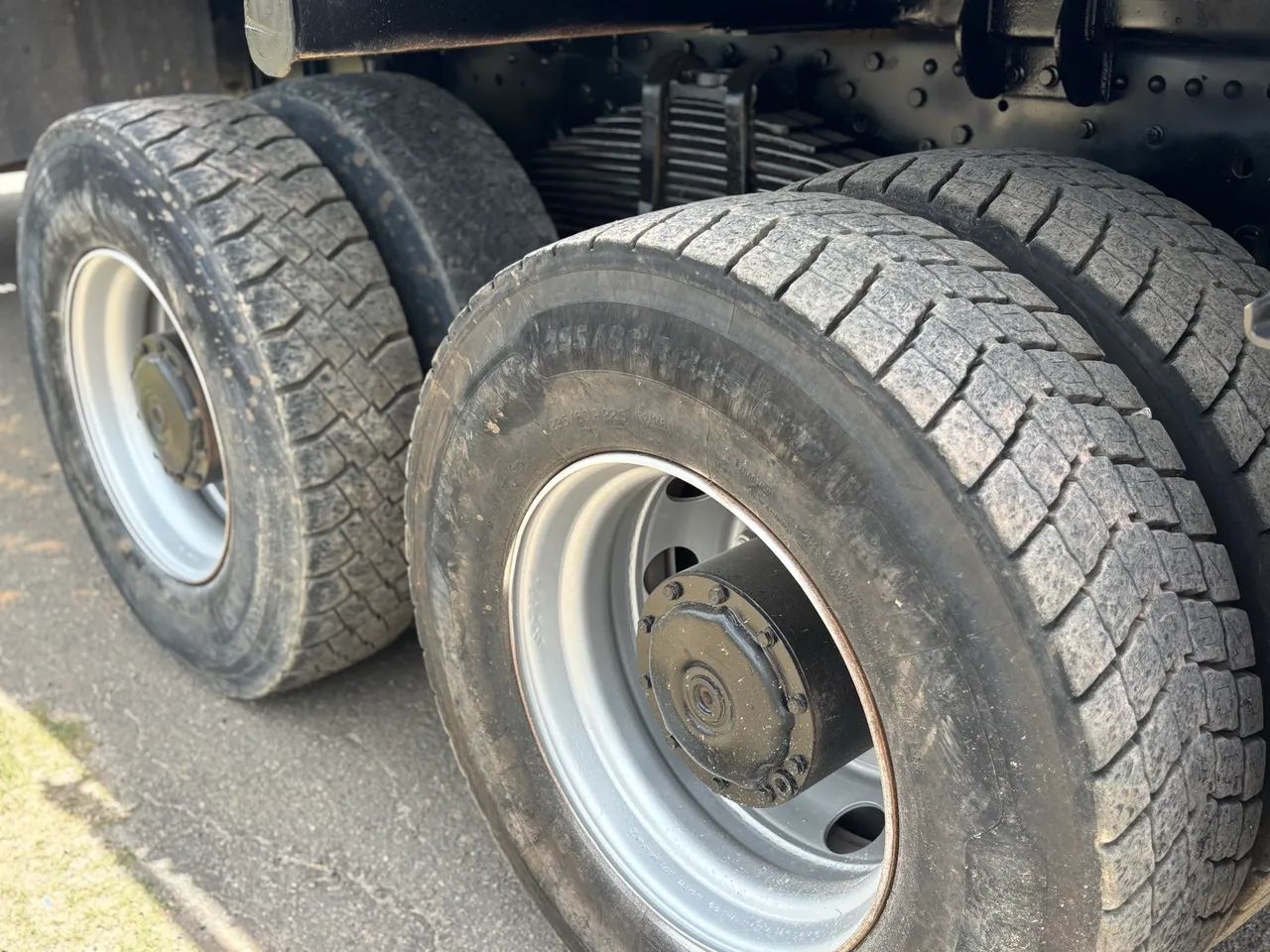 MB AXOR 2831 Caçamba com ar condicionado traçado 6x4 bem conservado  - Foto 7