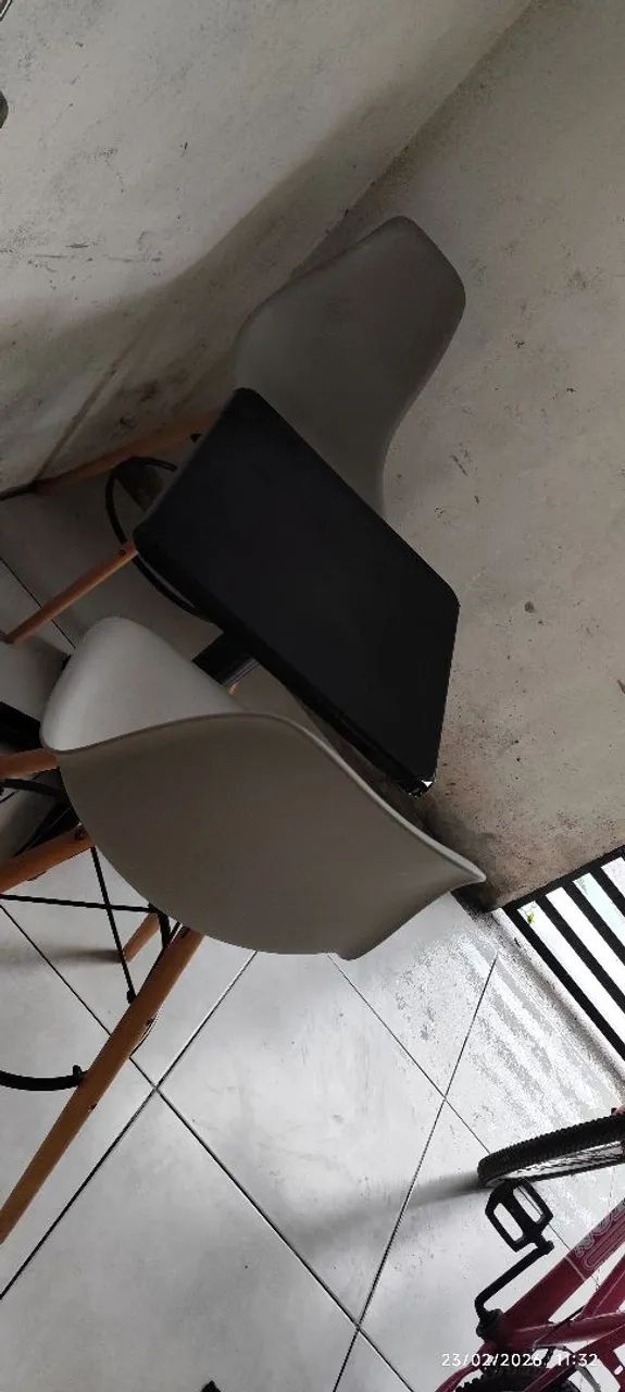 Vendo mesinha com banqueta 