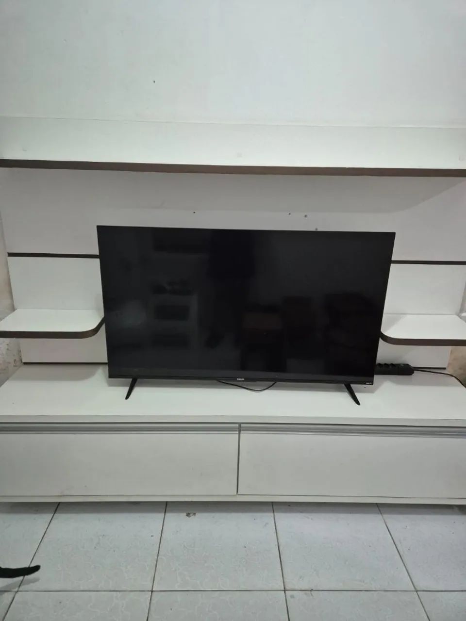 Móvel de sala branco com gavetões 