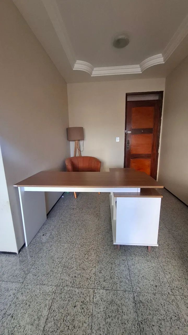 Mesa de escritório com gavetas e nichos - Foto 3