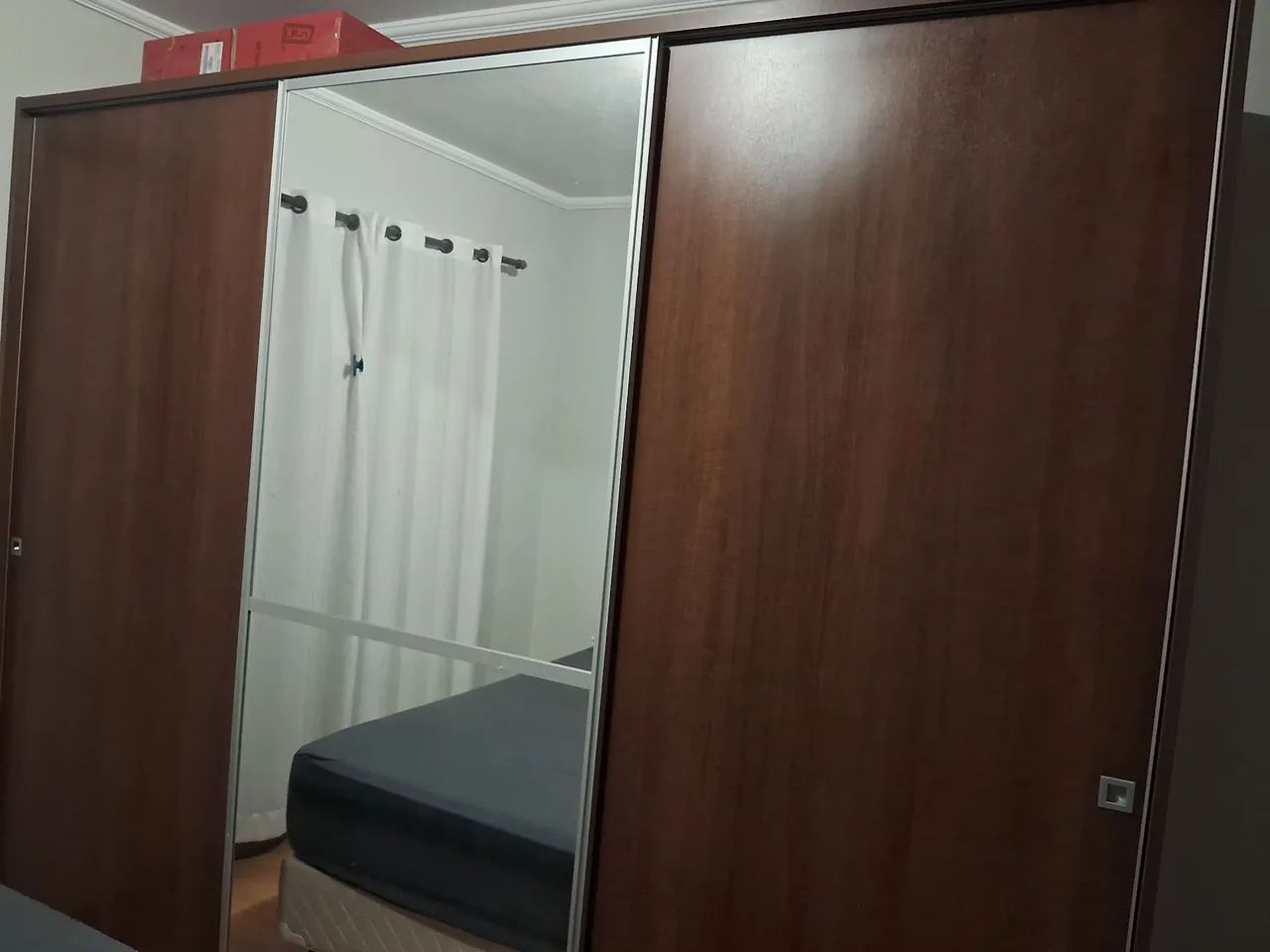 Guarda-roupa de casal grande - portas de correr  com espelho - Foto 3
