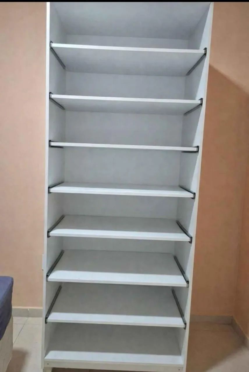 Sapateira de móvel projetado com gavetas de correr