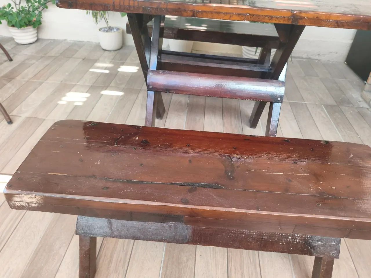 Vendo mesa de madeira com bancos - Foto 5