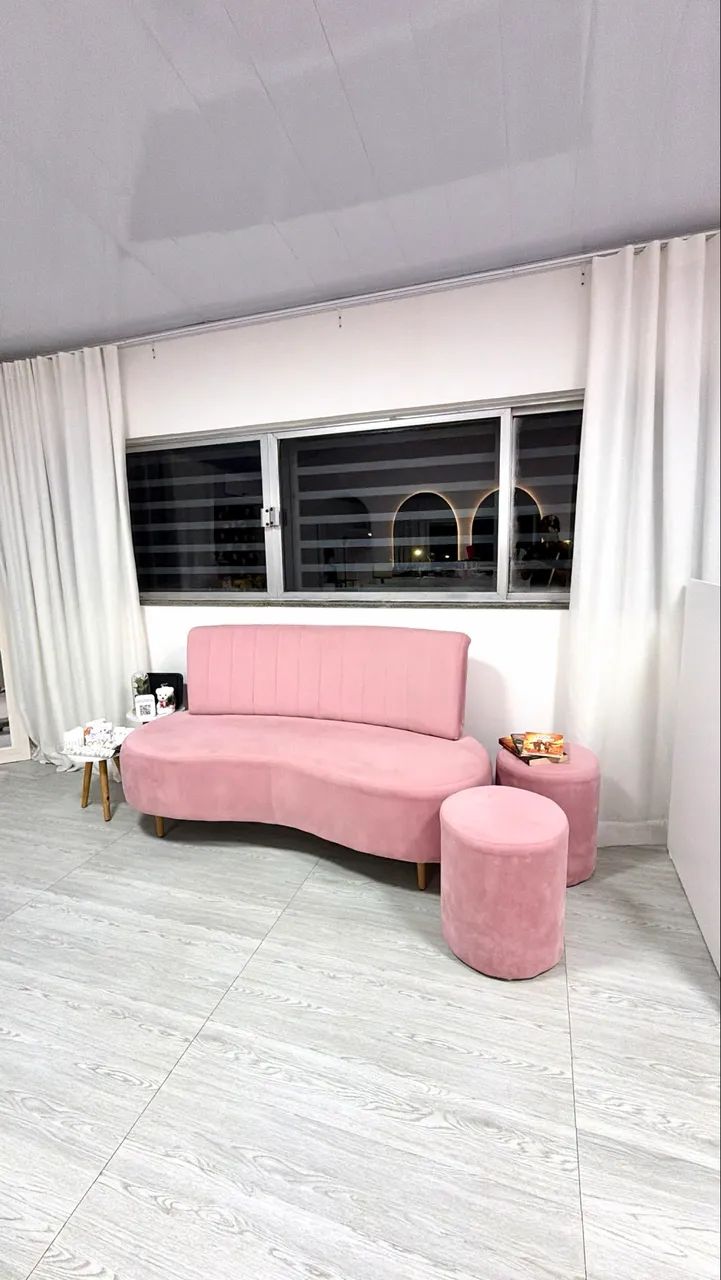 Sofá Rosa e puffs