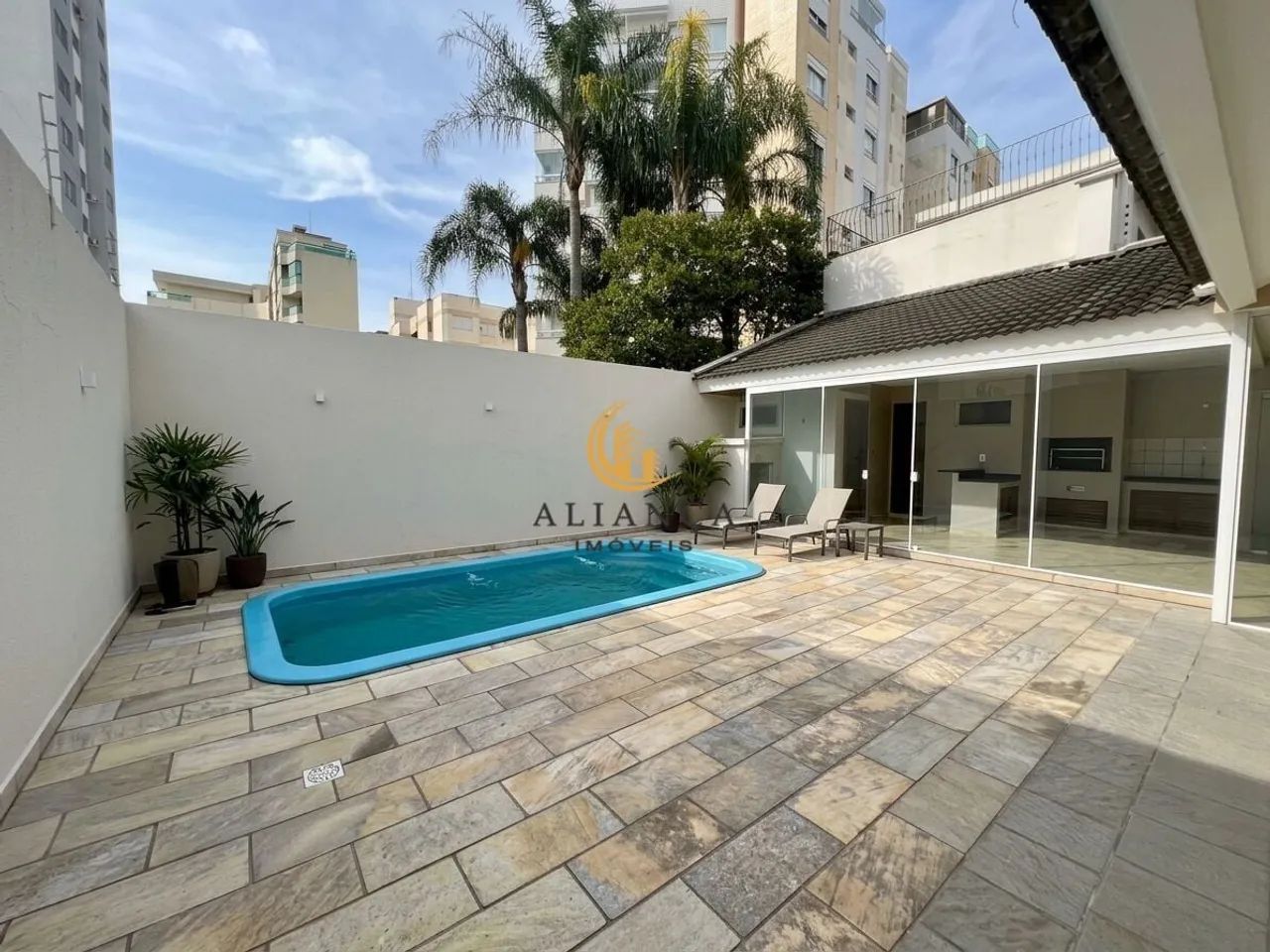 Casa com piscina e 8 dormitórios no Balneário - Foto 2