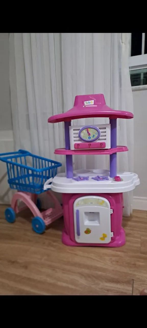 Cozinha infantil e carrinho de compras 