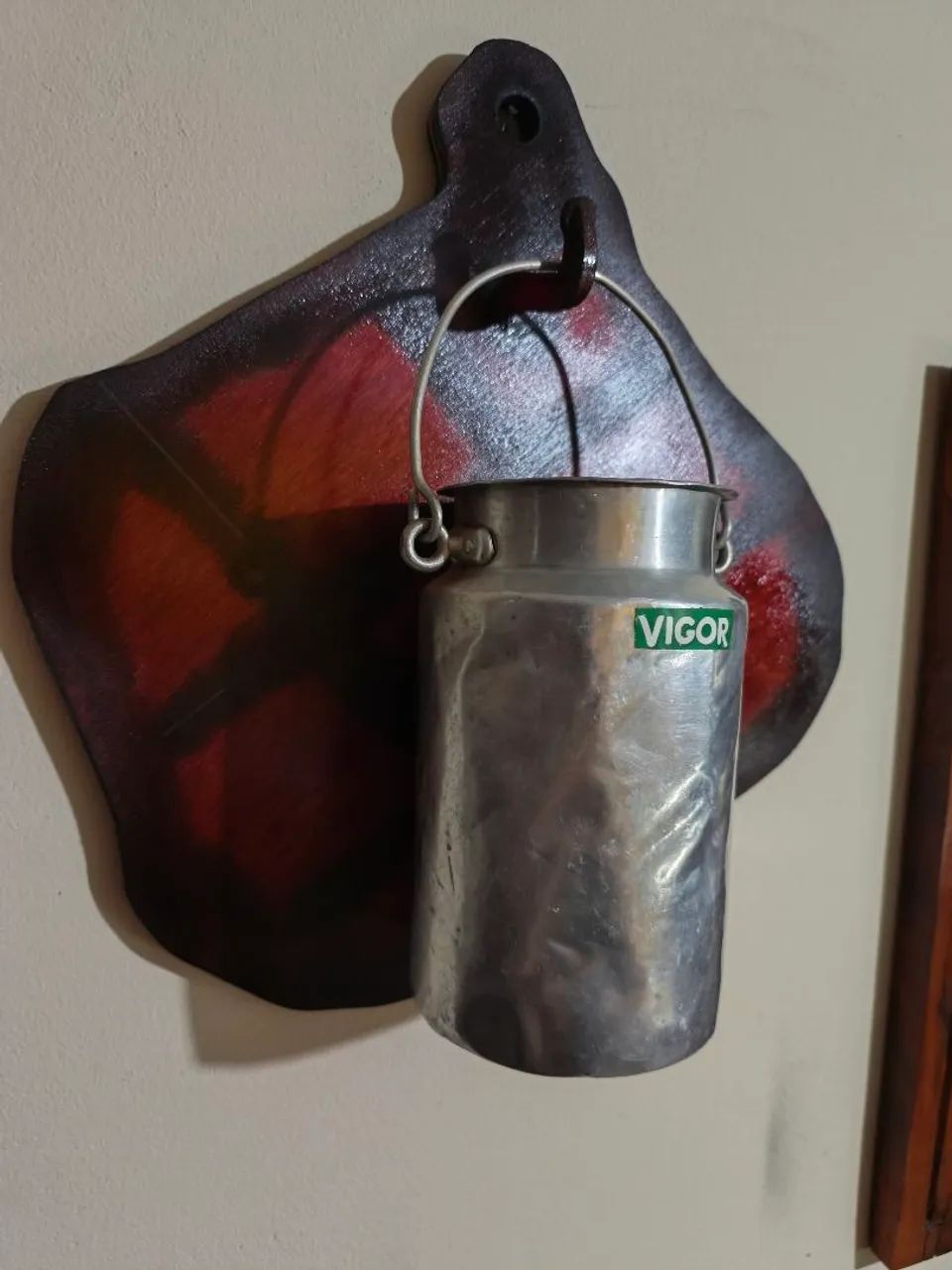 Leiteira antiga em alumínio em placa decorativa. - Foto 3