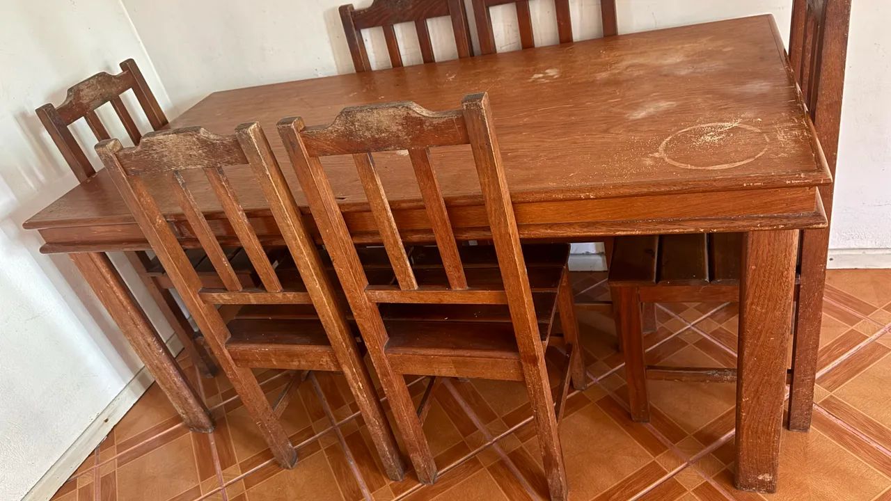 Mesa de Madeira Maciça com 6 Cadeiras (Para Restauração / Desapego) - Foto 2