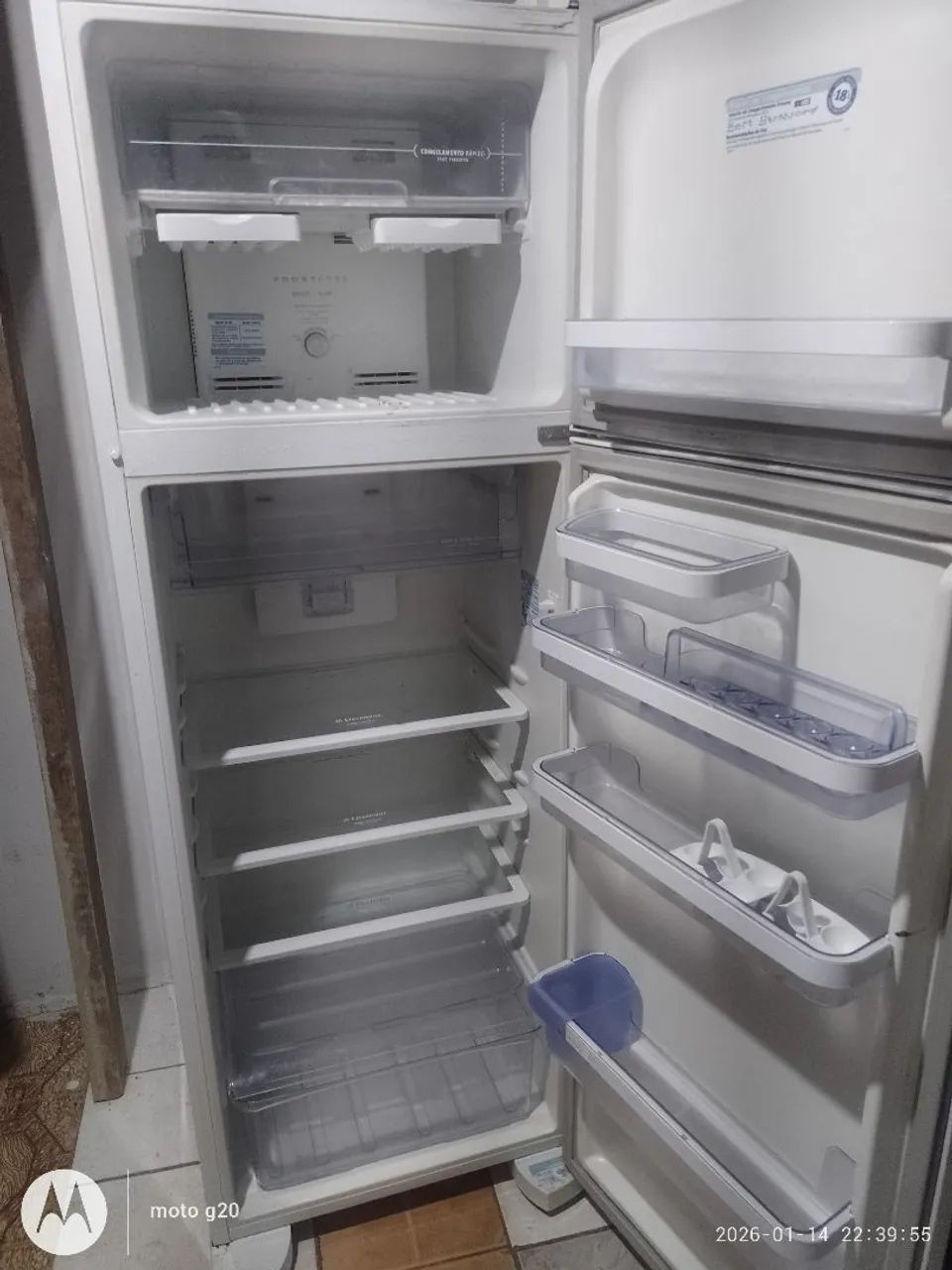 GELADEIRA FROST FREE ELECTROLUX RETIRAR SITIO CERCADO CONTATO ESTÁ ABAIXO  - Foto 2