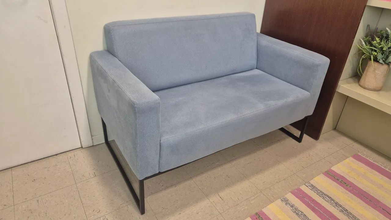 Sofá 2 lugares azul com base de metal preto perfeitas condições  - Foto 2