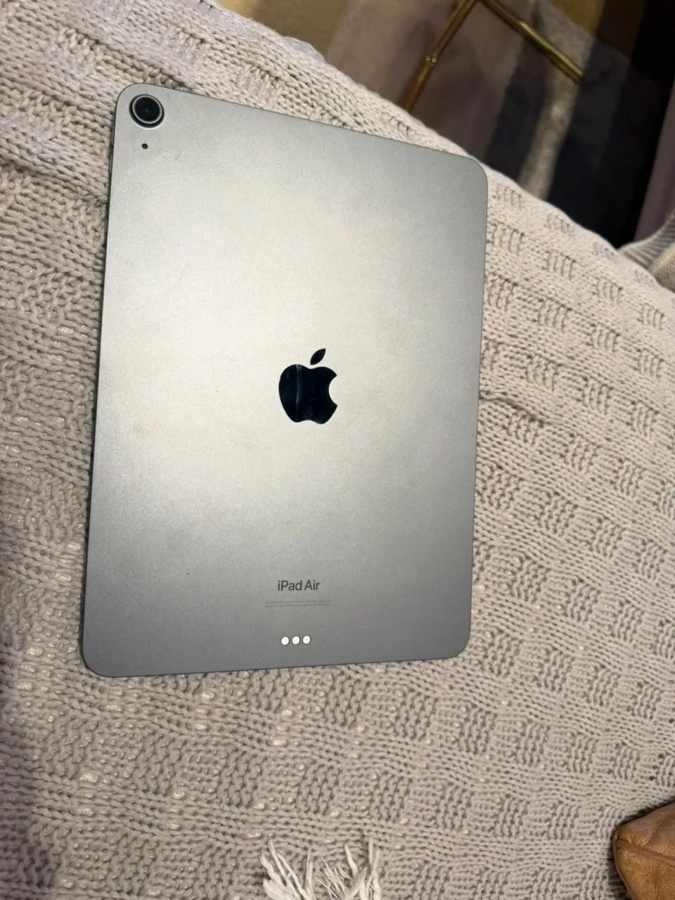 iPad Air 5 geração prata com capa acompanhada de teclado 