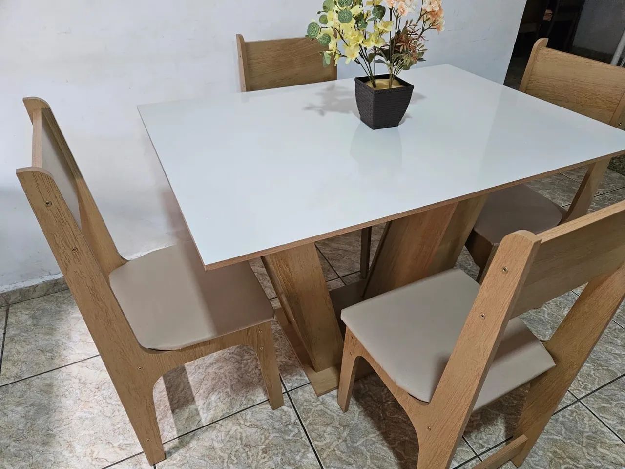 Mesa Nova com 4 cadeiras, Entrego também!!