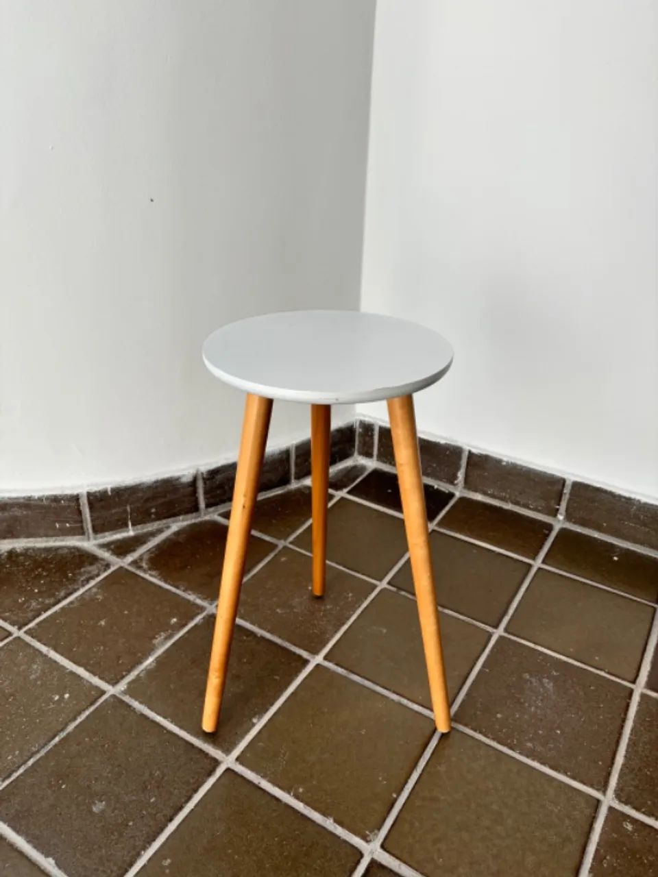 Banqueta branca de madeira 