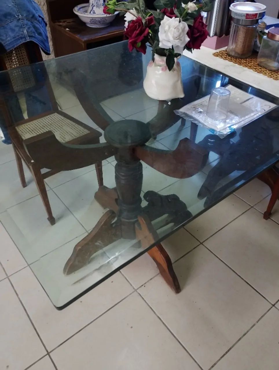 mesa de jantar  retangular  bases em madeira  tampo em vidro temperado  medindo 2mts d c - Foto 2