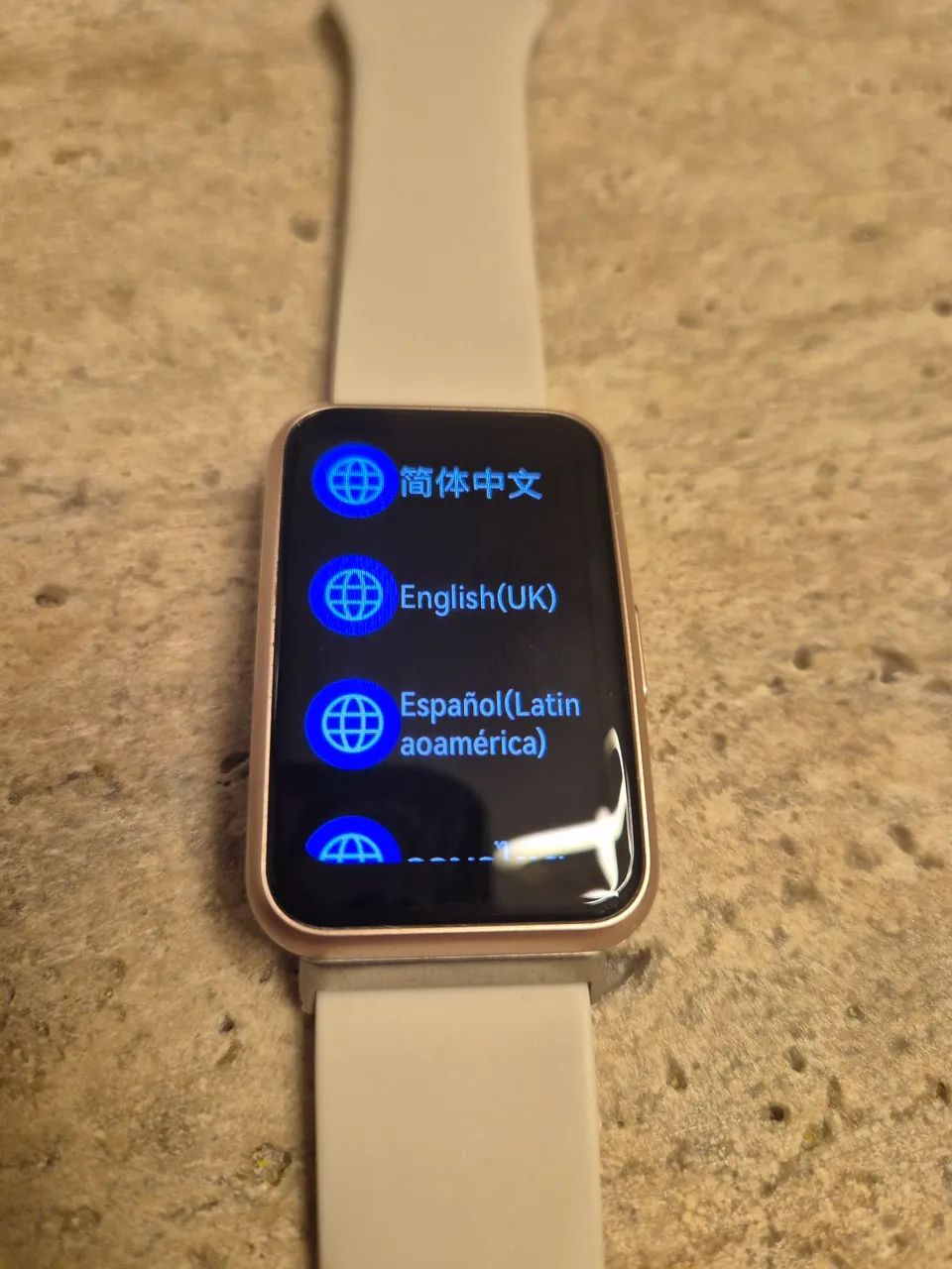 Smartwatch Huawei com pulseira bege e caixa rosé - Foto 2