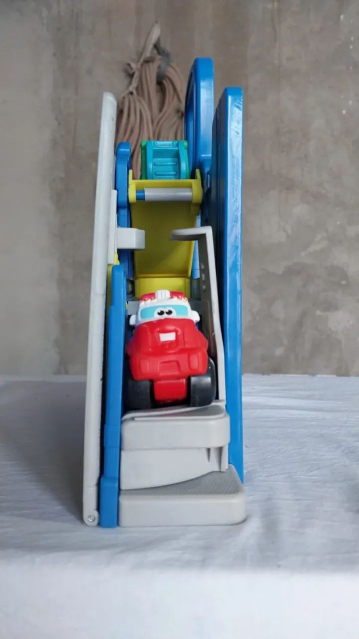 Chuck e Amigos - carrinhos e garagem  - Foto 4