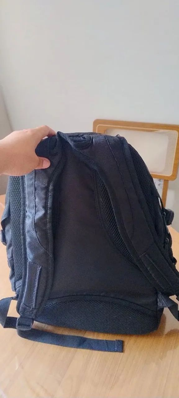 Mochila preta com espaço para notebook  - Foto 3