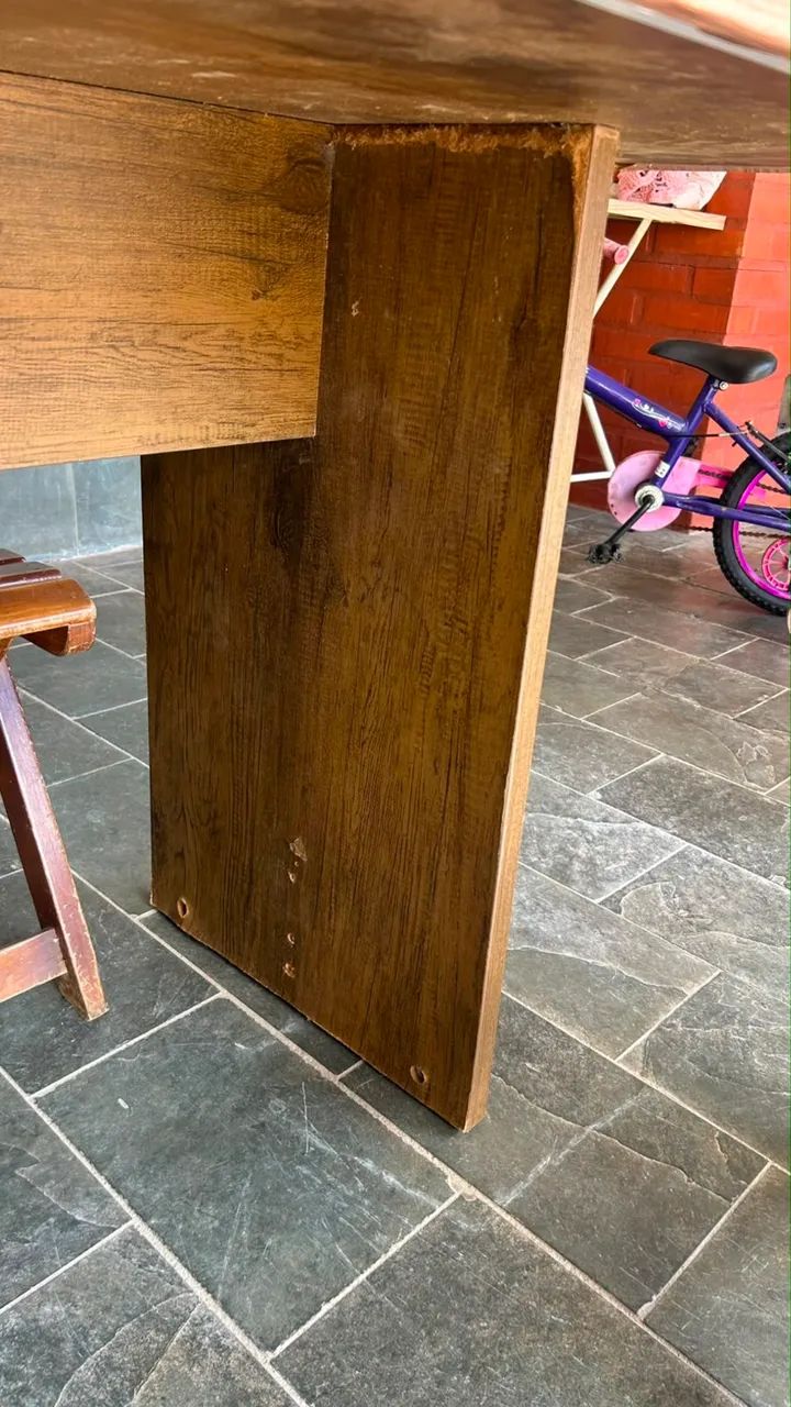 Vende-se mesa de MDF com 4 cadeiras de Madeira - Foto 4