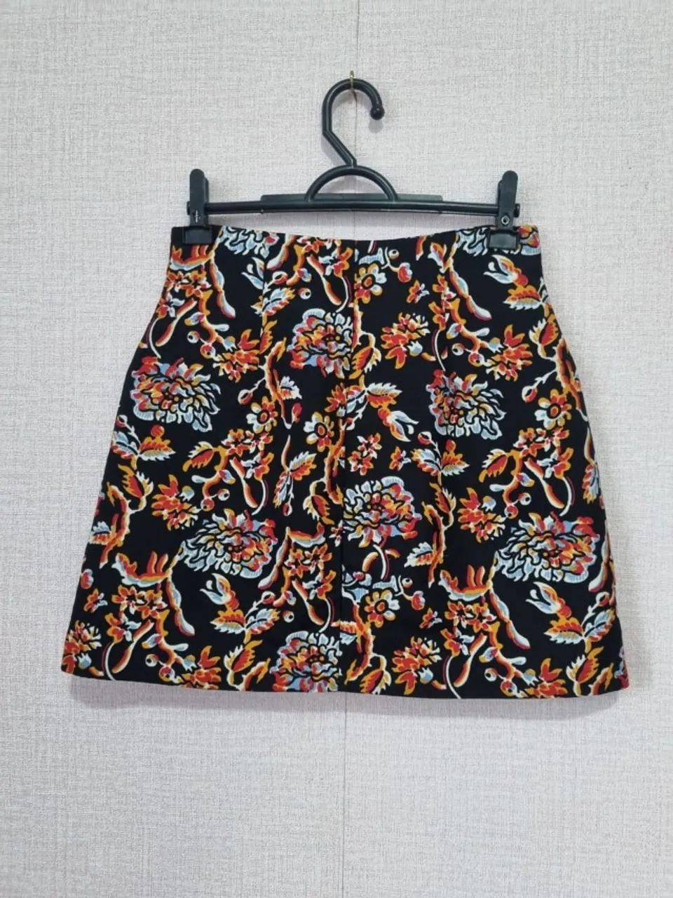 Saia SINO PRETA COM ESTAMPAS FLORAIS ZARA - Foto 4