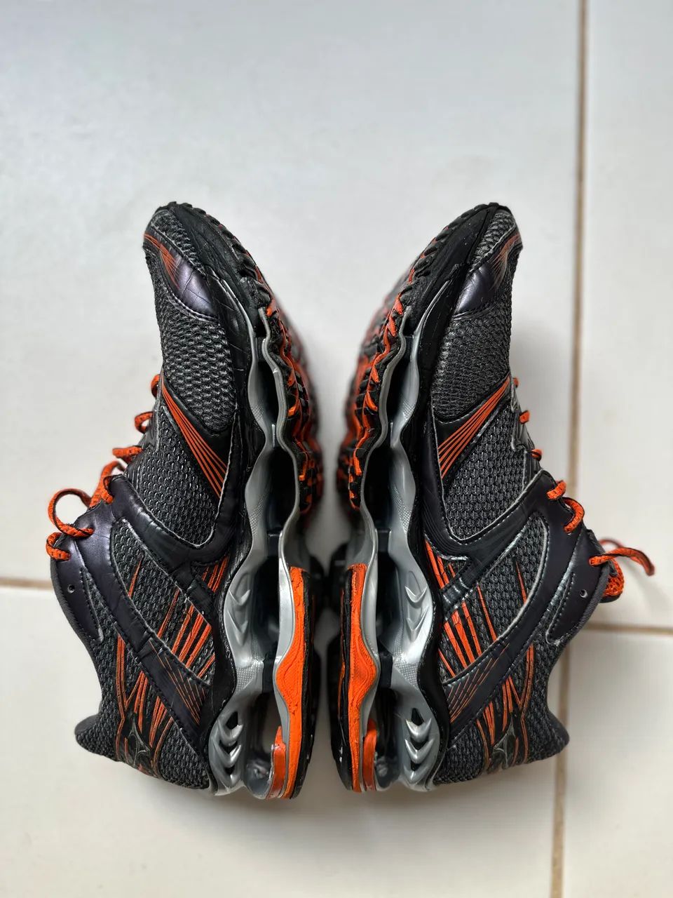 Mizuno Wave Prophecy 1 - Preto/Laranja - Foto 4