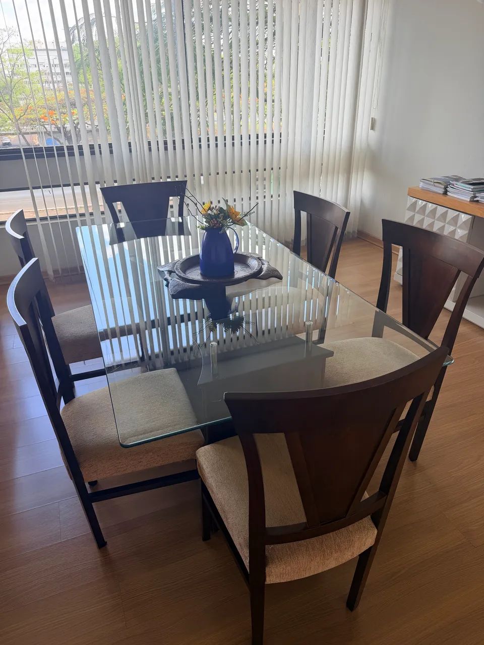 Mesa de jantar com tampo de vidro + 6 cadeiras - excelente conjunto - Foto 5