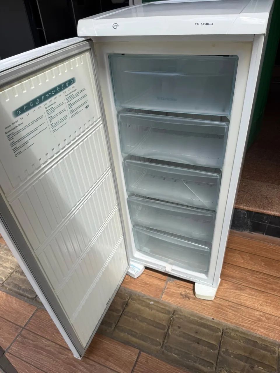 Freezer Electrolux vertical 143 litros  - Foto 2