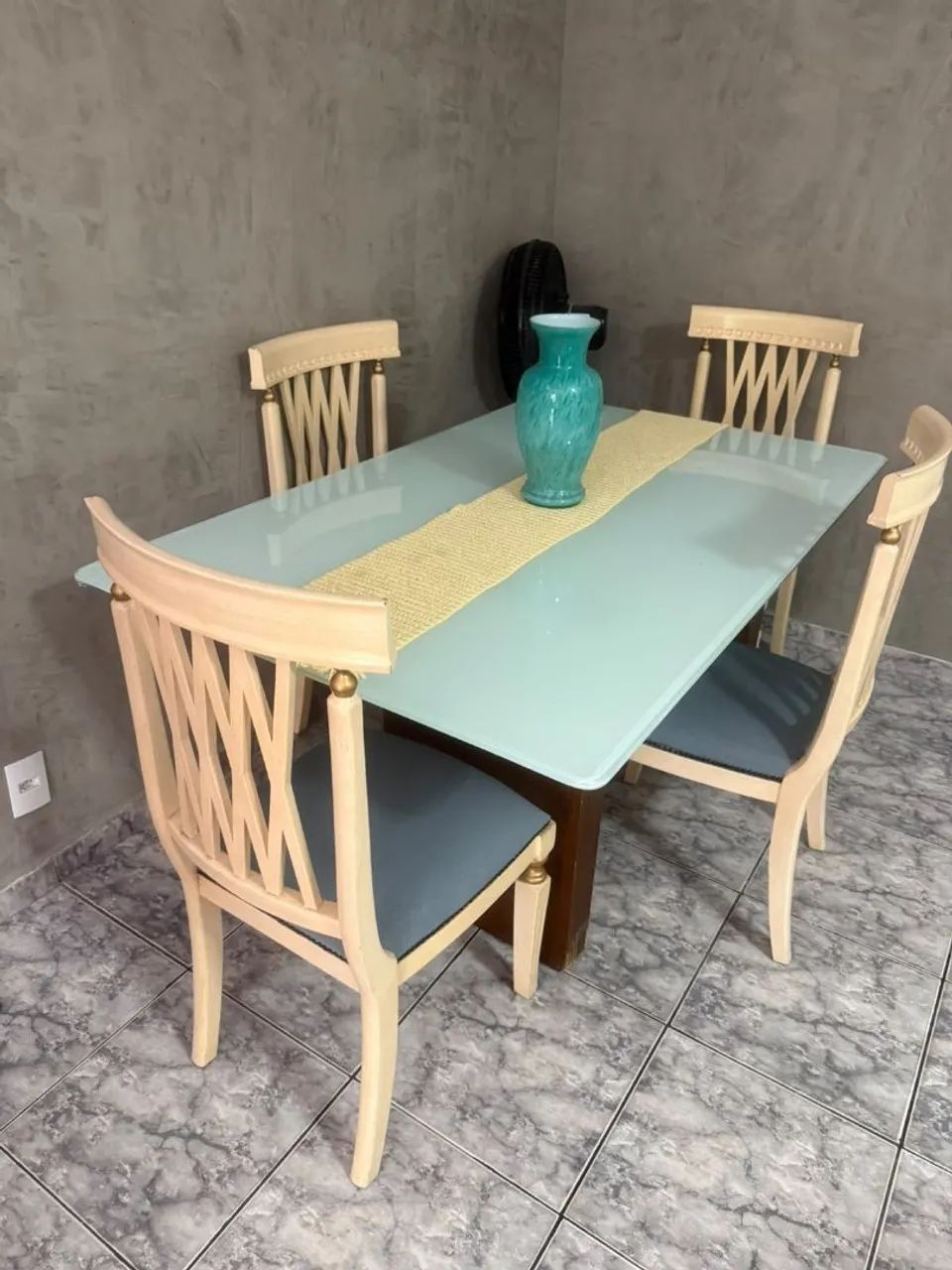 Mesa com 4 cadeiras 
