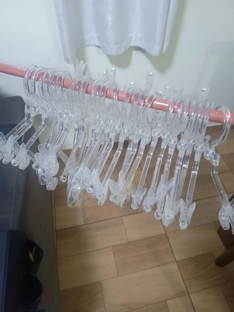 Cabide saia giratório acrílico reforçado c/ presilha - Foto 2