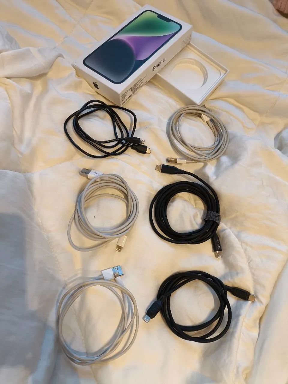 Caixa iPhone 14 plus + 7 cabos